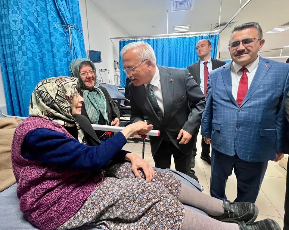 Vali Kumbuzoğlu hastanede; Her bir hasta ile birebir görüştü!