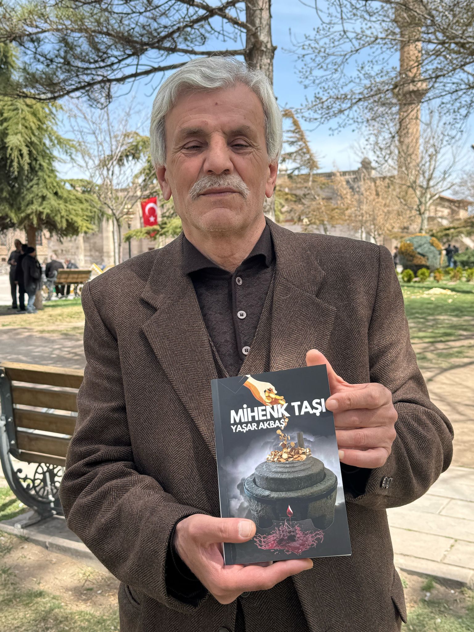 Aksaraylı Akbaş, Hayatının önemli izlerini ‘Mihenk Taşı’ kitabına taşıdı!