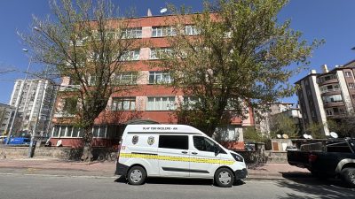 Kayseri'nin merkez Kocasinan ilçesinde, apartmanın merdivenlerinden düşen adam ağır yaralandı.