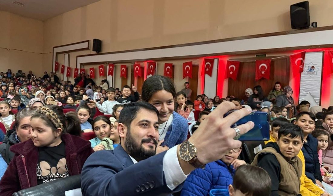 Ortaköy Belediye Başkanı Ahmet Koyuncu, çocuklarla bir araya geldiği tiyatro