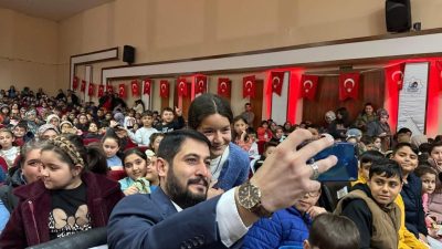 Ortaköy Belediye Başkanı Ahmet Koyuncu, çocuklarla bir araya geldiği tiyatro