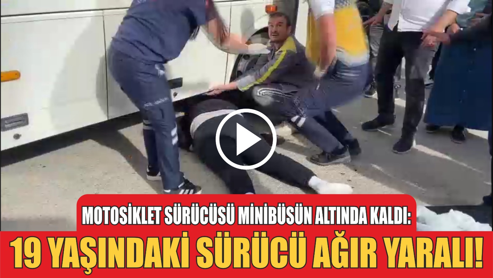 Motosiklet sürücüsü minibüsün altında kaldı: 19 yaşındaki sürücü ağır yaralı!