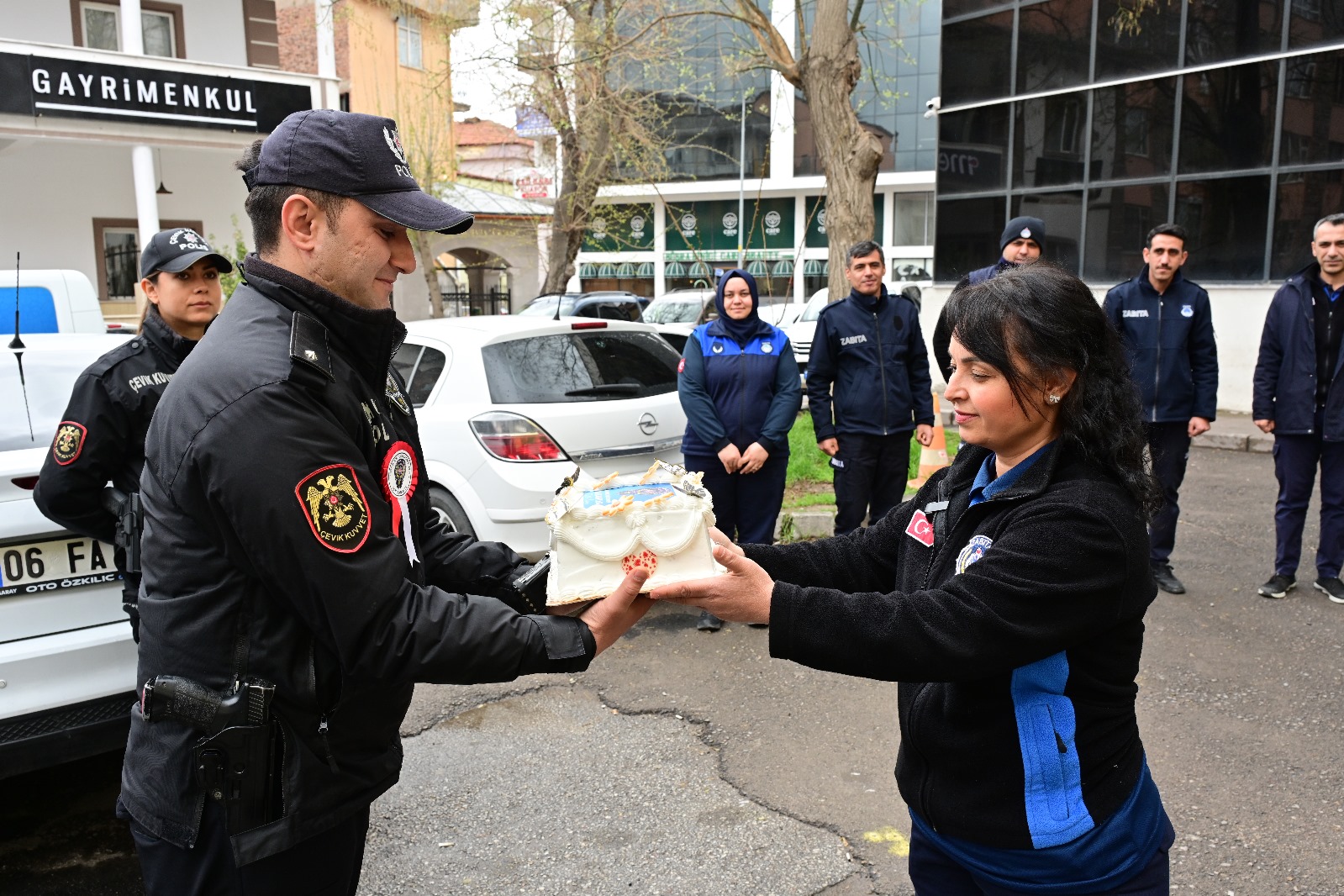 Aksaray’da zabıtadan polise 10 Nisan sürprizi