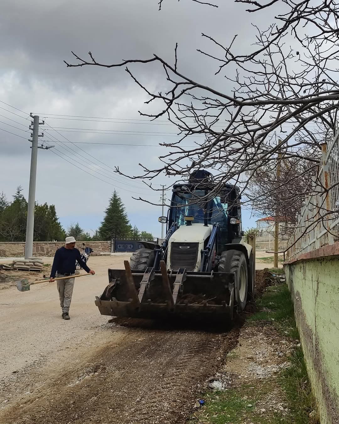 Ağaçören’de yol ve kaldırım çalışmaları hız kesmiyor