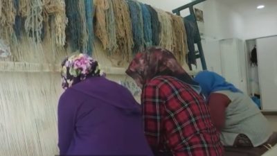 Aksaray Belediyesi, Kadın Aktivite Merkezi’nde yürütülen halı dokuma kursuyla hem