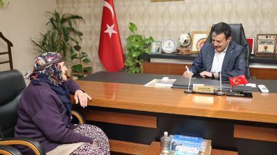 AK Parti Aksaray İl Başkanı Hamza Aktürk, parti binasında vatandaşlarla