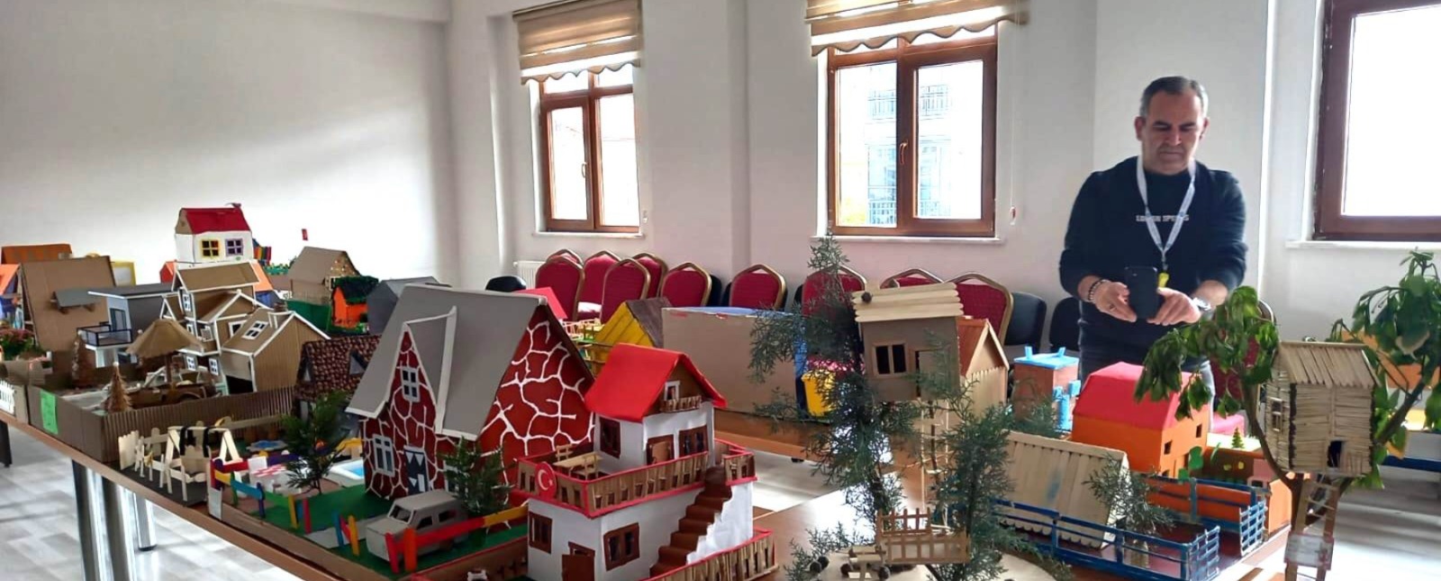 Kartonla kurulan hayaller: 3. sınıf öğrencilerinden ilham veren sergi