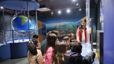 Aksaray Belediyesi, Bilim Merkezi’nde Bahçeşehir Koleji Ana Sınıfı öğrencilerini ağırlayarak,