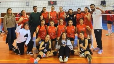 Nevşehir’de düzenlenen Küçük Kızlar Voleybol Grup Müsabakaları kapsamında mücadele eden