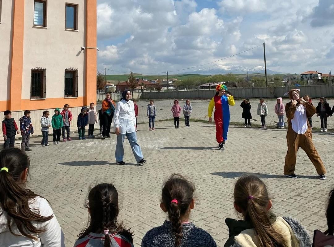 Aksaray Üniversitesi öğrencilerinin oluşturduğu Gülen Yüzler Topluluğu, şehir genelinde yürüttüğü