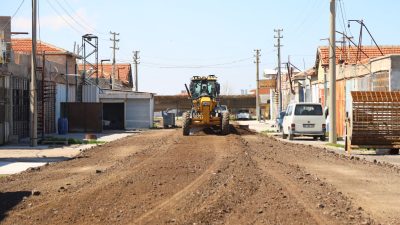 Aksaray Belediyesi, ulaşım projeleri kapsamında Hacılar Harmanı Mahallesi’nde yol yenileme
