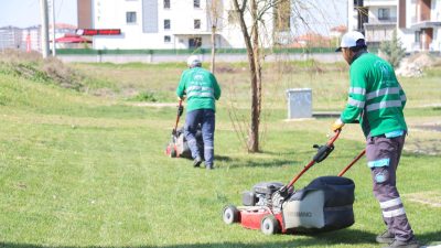 Aksaray Belediyesi, Yeni Sanayi Mahallesi'ndeki parklarda çim biçme ve peyzaj