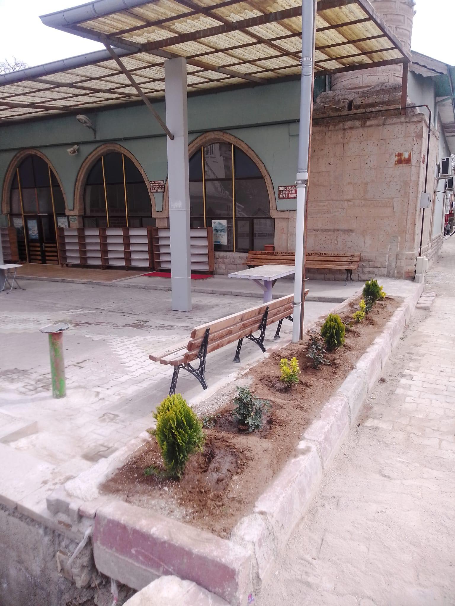 Demirci’de o caminin bahçesine estetik dokunuş