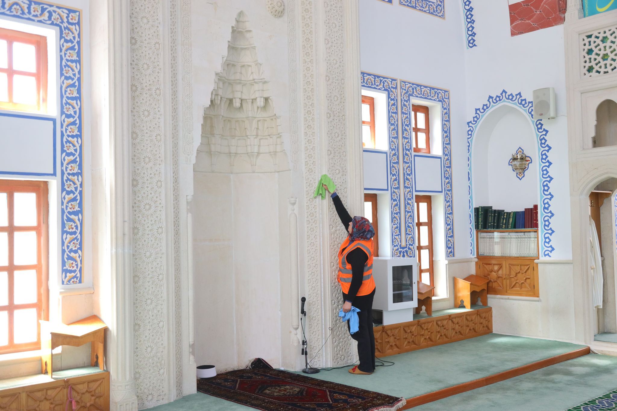Gönüllere dokunan temizlik: Aksaray Belediyesi camilerde hijyen mesaisinde