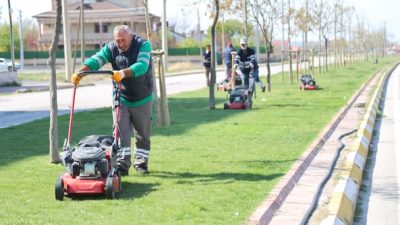 Aksaray Belediyesi, İstiklal Mahallesi’nde çevre düzenlemesi kapsamında çim biçme çalışmalarına