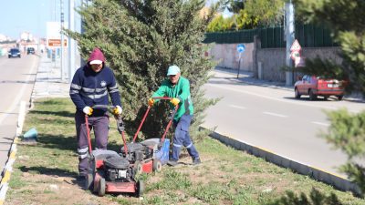 Aksaray Belediyesi, şehrin yeşil alanlarını bahara hazırlamak için çim biçme