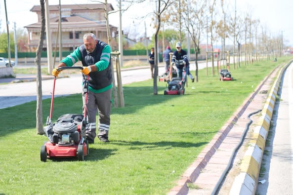 Aksaray Belediyesi, çim biçme çalışmalarını sürdürüyor