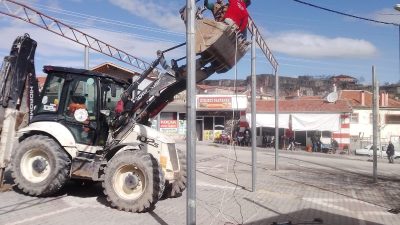 Demirci Belediyesi, ilçe genelindeki kabristanlık alanlarında sürdürdüğü bakım ve temizlik