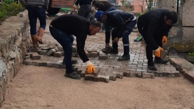 Demirci Belediyesi, yağışlı ve soğuk hava şartlarına rağmen mezarlık alanındaki
