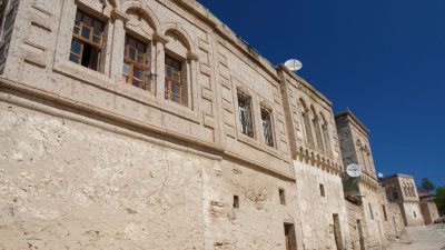 Aksaray’ın Demirci beldesindeki tarihi taş evler, hem yerli turistlerin hem