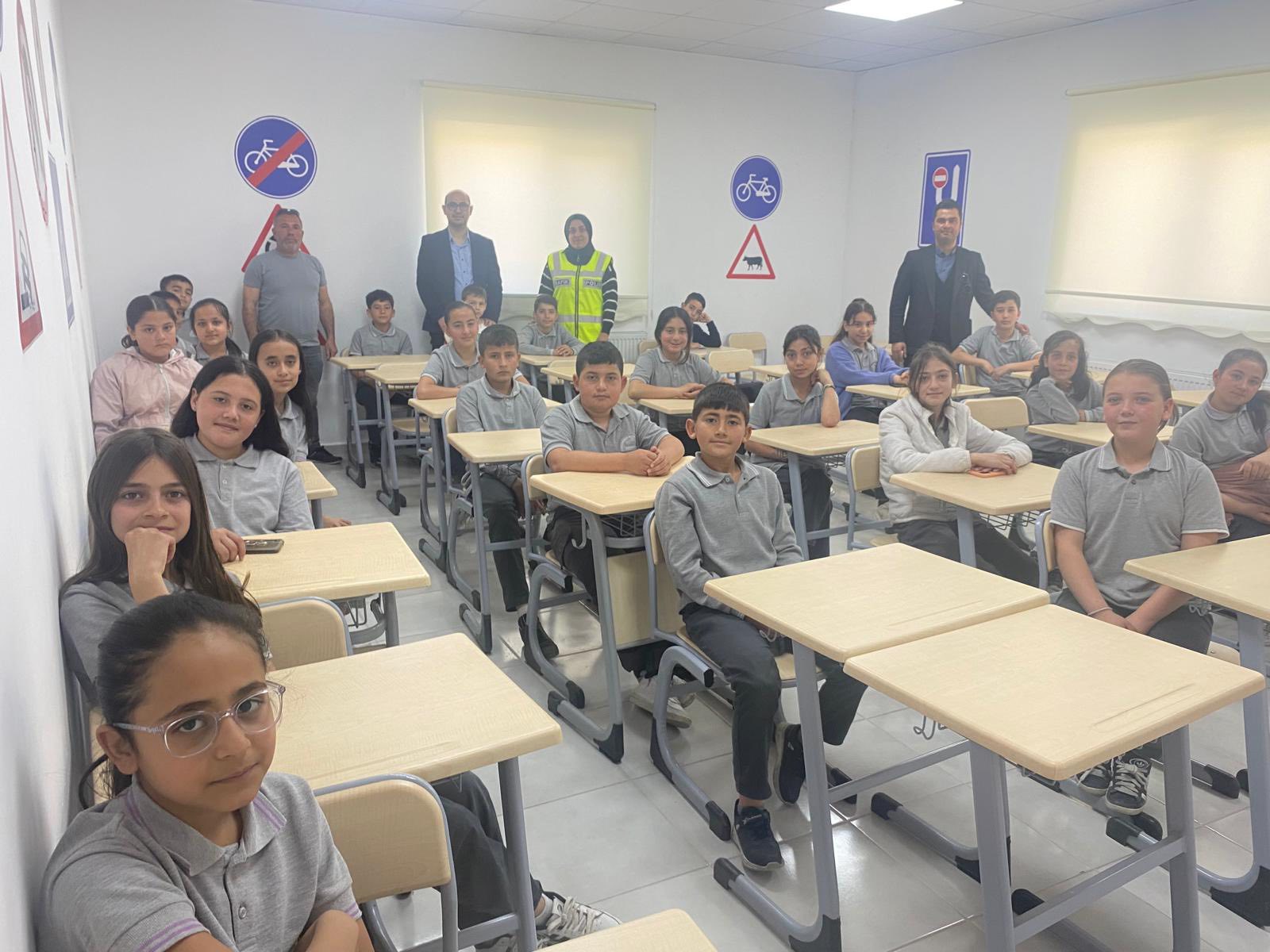 Demirci’de minikler için trafik şöleni; Eğitim verildi
