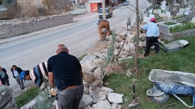 Demirci Belediyesi, uzun yıllardır bakım ve onarım yapılmayan Demirci Kabristanlığı’nda