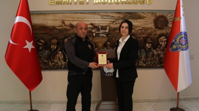 Aksaray İl Emniyet Müdürü Bekir Demir, emekliliğe ayrılan polis memuru