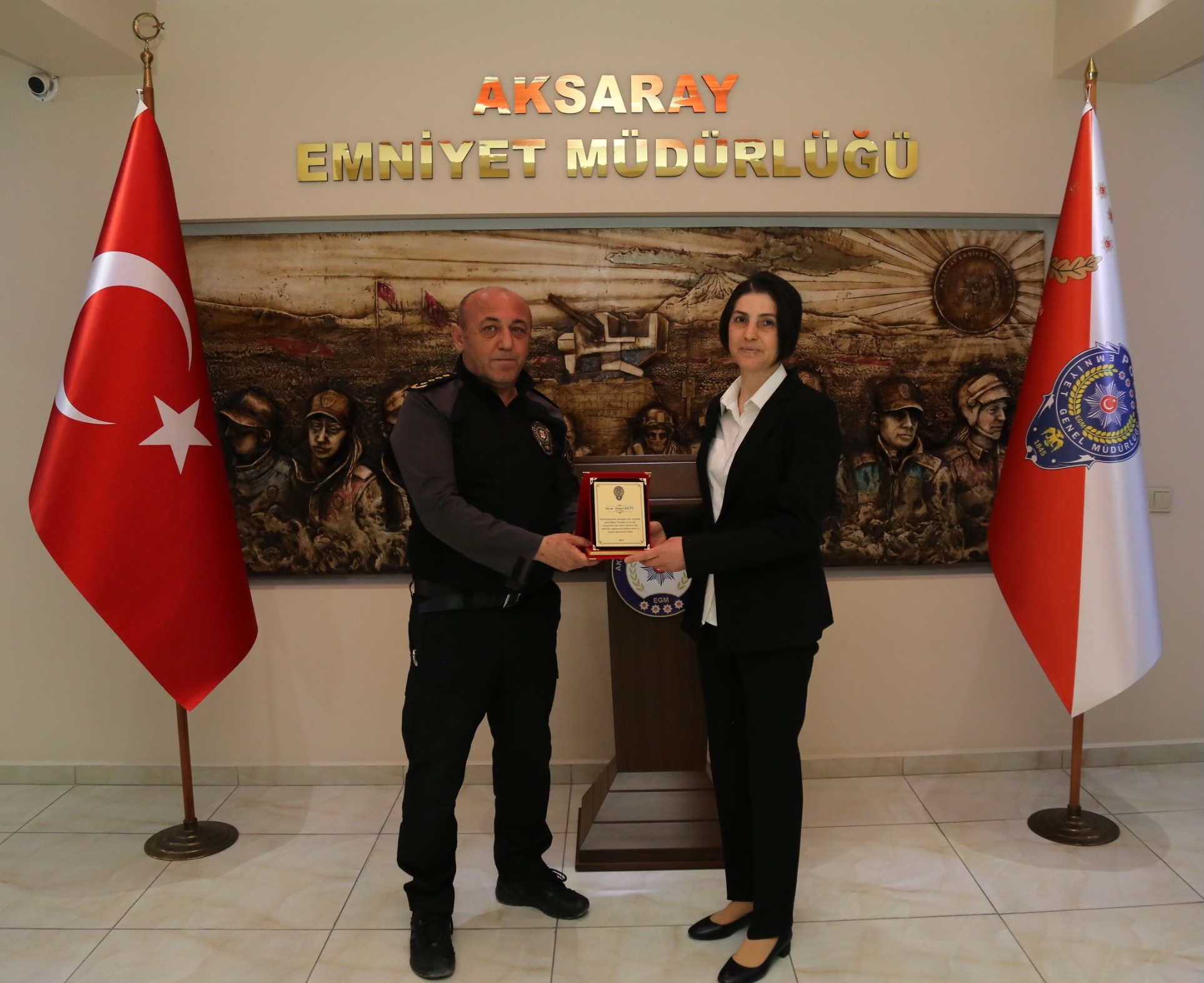 Emekli olan polis memuruna plaket