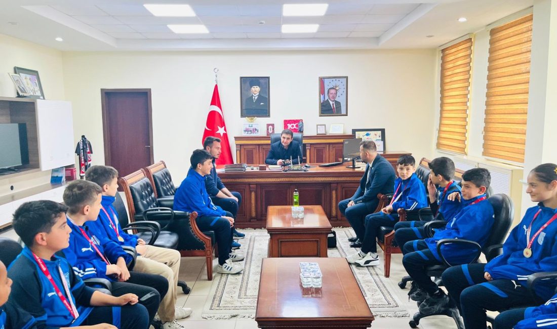 Eskil Kaymakamı Fuat Yurddaş, ilçedeki atletizm sporunda başarılı olan öğrencileri