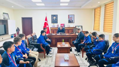 Eskil Kaymakamı Fuat Yurddaş, ilçedeki atletizm sporunda başarılı olan öğrencileri