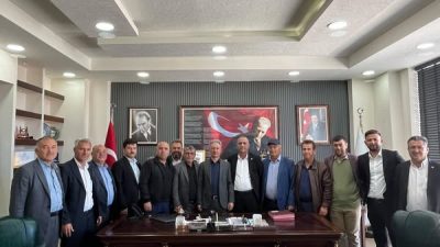 Eskil Belediye Başkanı Mustafa Zavlak, köy ve mahalle muhtarlarıyla makamında