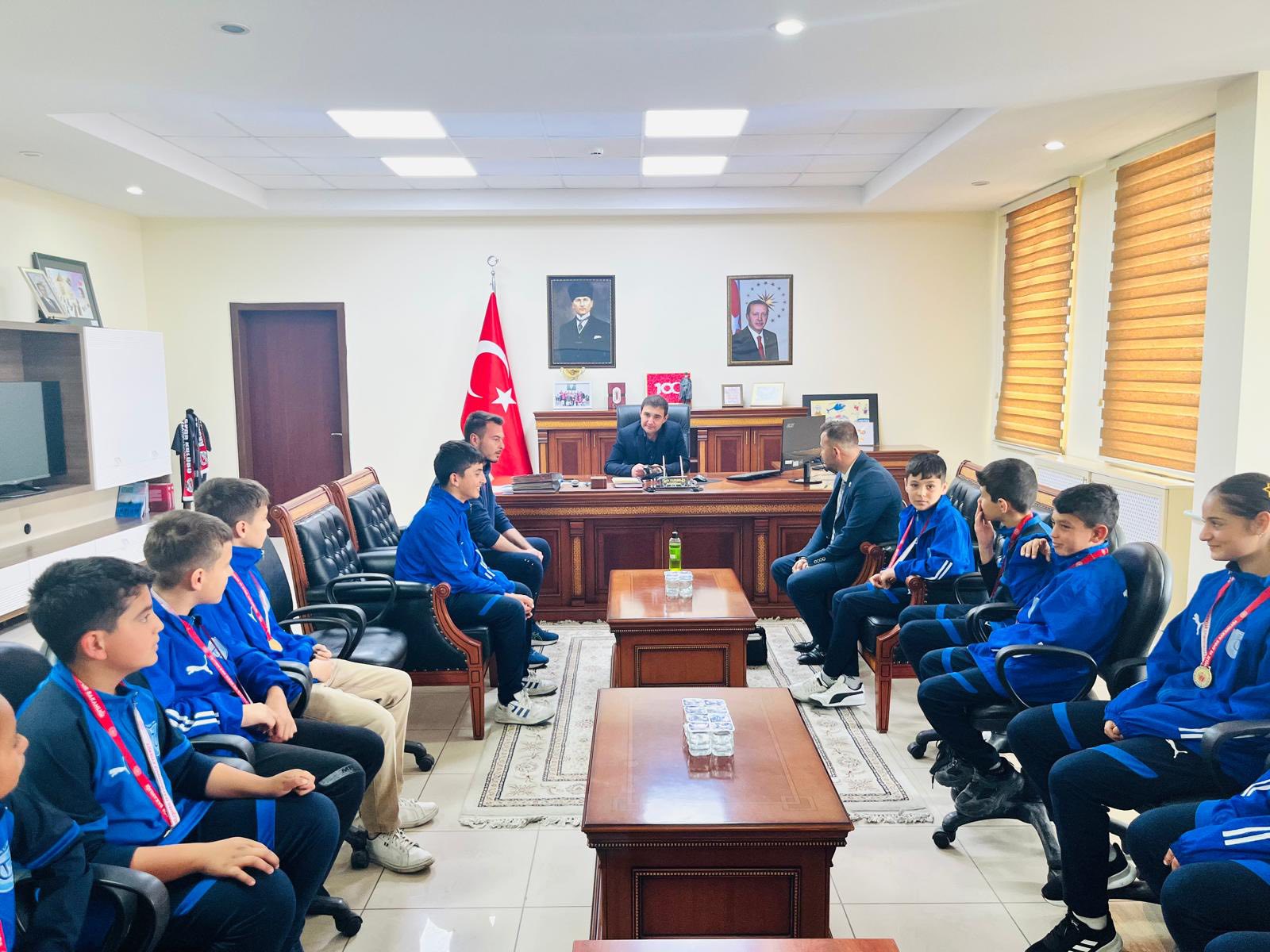 Eskil’de Atletizm Başarısı Kaymakamlıkta Kutlandı