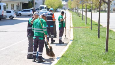 Aksaray Belediyesi temizlik ekipleri, Fatih Mahallesi’nde cadde, sokak, park ve