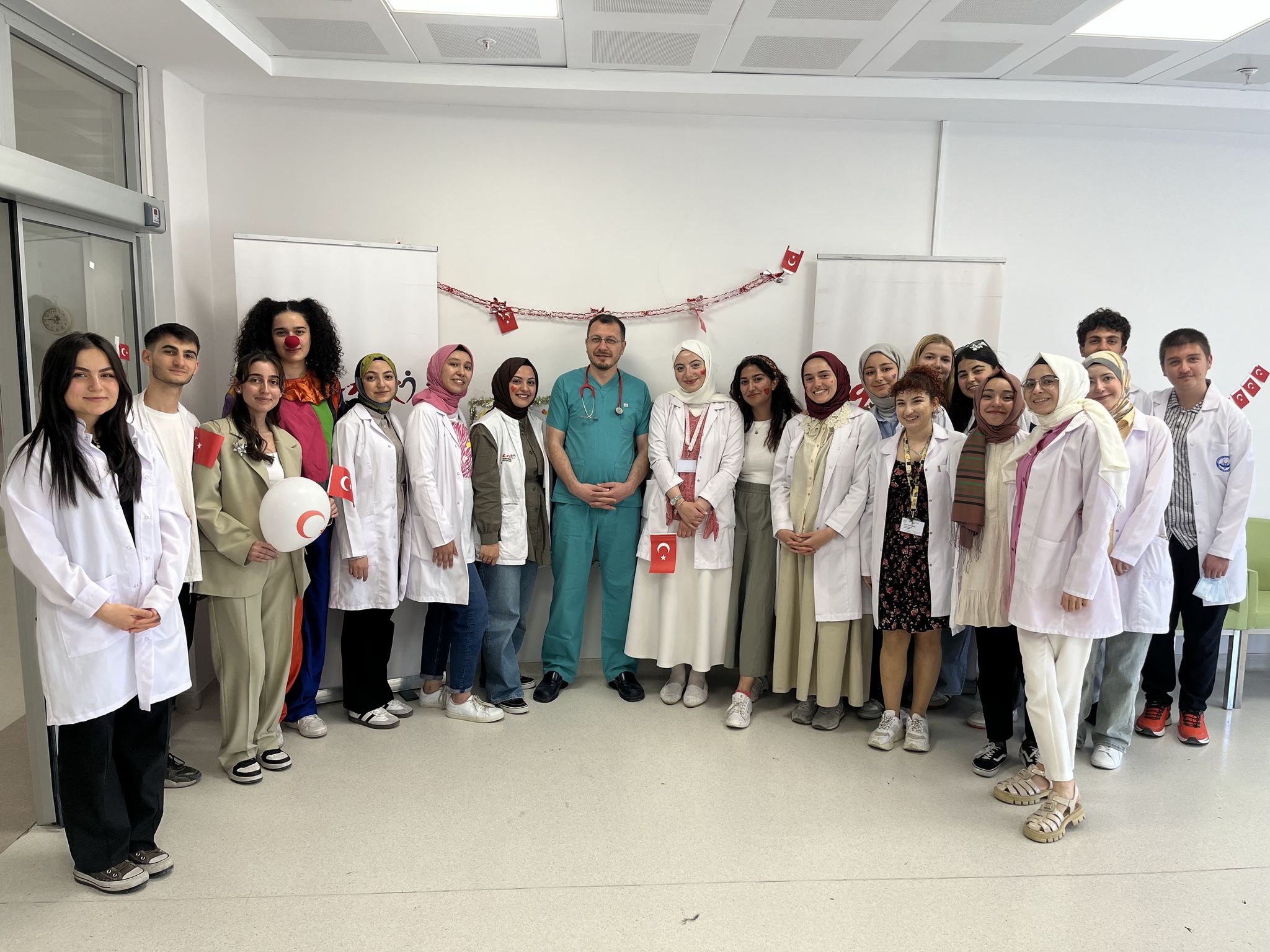 Hastane odaları bayram yerine döndü: “İyi olacak çocuklar” 23 Nisan’da gülümsedi