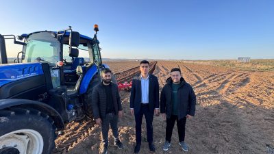 Güzelyurt Kaymakamı Muammer Yetiş, ilçedeki çilek üreticilerini ziyaret ederek kurulan