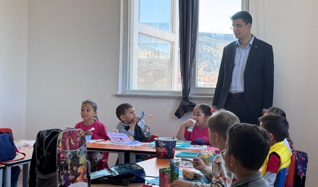 Güzelyurt Kaymakamı Muammer Yetiş, Selime beldesinde bulunan Hatice Dudu ve