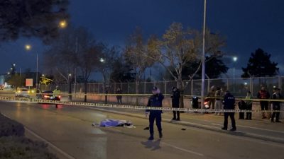 Konya’nın Meram ilçesinde yolun karşısına geçmek isterken otomobilin çarptığı kadın