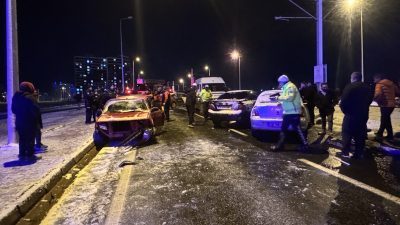 Kayseri’nin Melikgazi ilçesinde meydana gelen zincirleme trafik kazasında 2 kişi