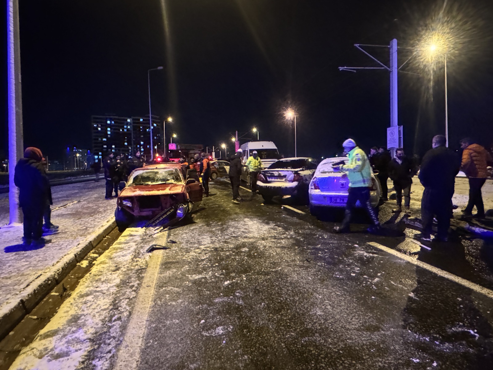 11 aracın karıştığı trafik kazasında 2 kişi yaralandı