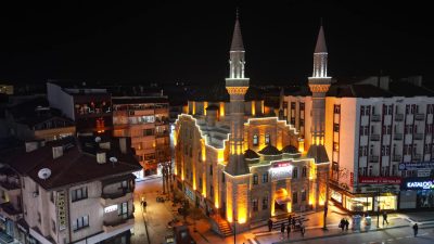 Aksaray’ın merkezinde, Hükümet Meydanı’nın güney cephesinde yer alan Kurşunlu Camii,
