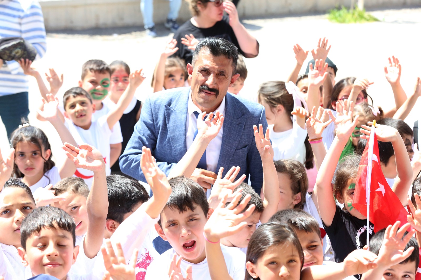 Kurtuluş Mahallesi’nde bayram var: Muhtardan çocuklara 23 Nisan sürprizi!