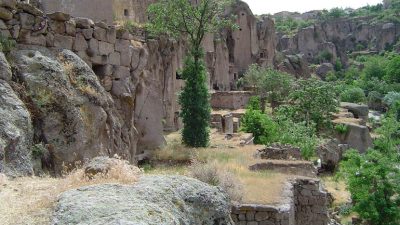 Aksaray’ın Güzelyurt ilçesinde yer alan Manastır Vadisi, tarihi ve kültürel