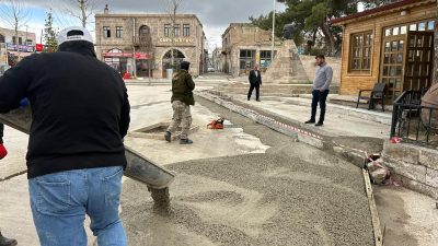 Güzelyurt İlçesi’ndeki çarşı meydanı ve çevresinde devam eden meydan düzenleme