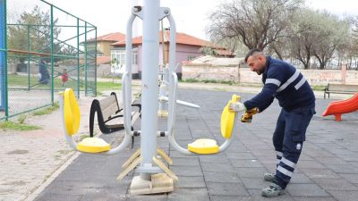 Aksaray Belediyesi, Selçuklu Mahallesi’ndeki parkta eskiyen spor aletleri ve oyun