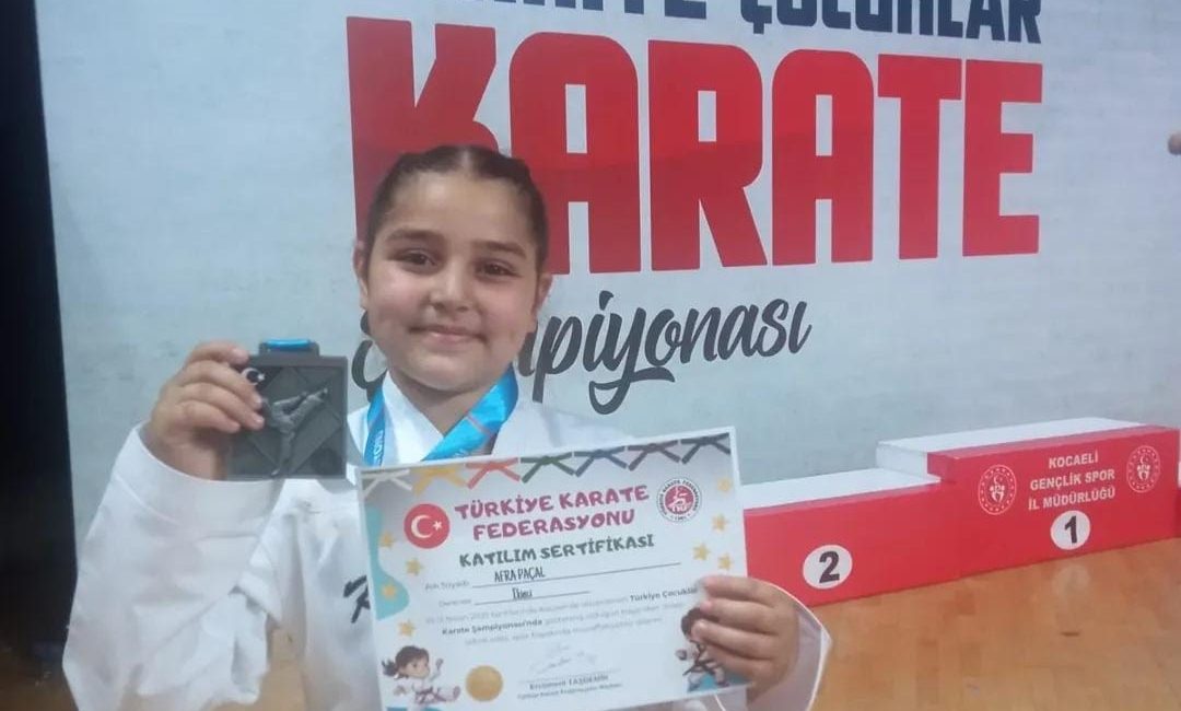 Aksaray'ın 4-B sınıfı öğrencisi Afra Paçal, Kocaeli'nde düzenlenen Türkiye Çocuklar