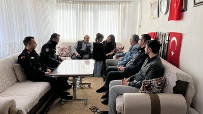 Sarıyahşi’de, Ramazan Bayramı dolayısıyla şehitlerin aziz hatıraları anıldı. Kaymakam Miyase