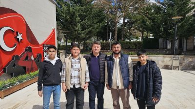 Aksaray Belediye Başkanı Evren Dinçer, Şehitler Müzesi’ni ziyaret eden vatandaşlarla