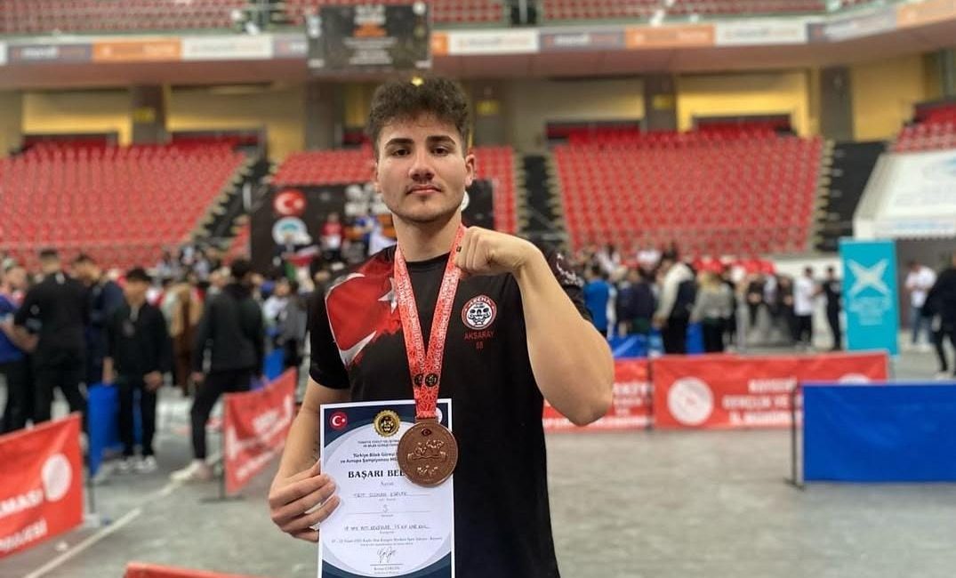 Aksaray Kanber Demir Anadolu Lisesi öğrencisi Yiğit Osman Kürlek, Bilek