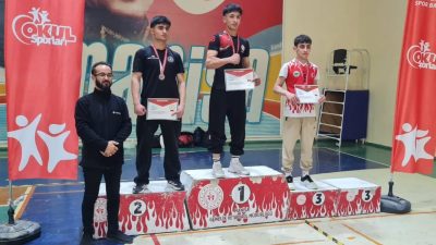 Manisa’da düzenlenen Okul Sporları Gençler Bilek Güreşi Türkiye Şampiyonası’nda Aksaray’ı