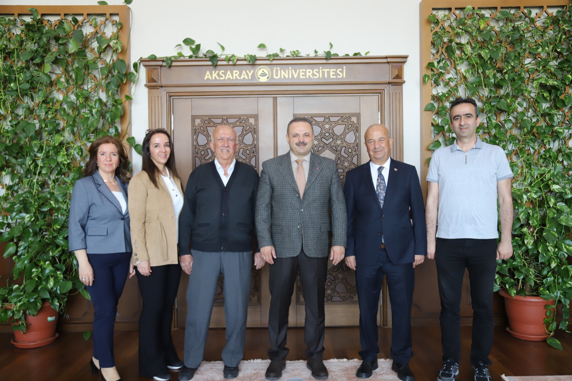 Rektör Arıbaş’tan hayırsever Mimar Aksoy’a teşekkür plaketi